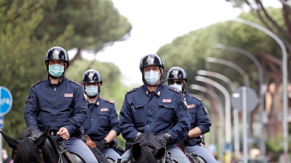 بولندا.. تلميذة تهاجم زميلاتها بسكين