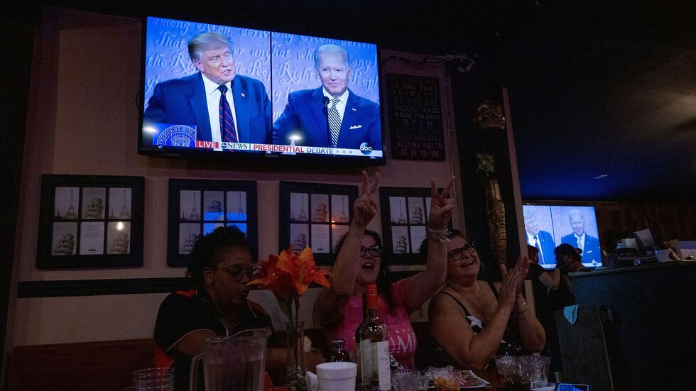 بايدن يرد على ترامب بصورة لسماعة وآيس كريم