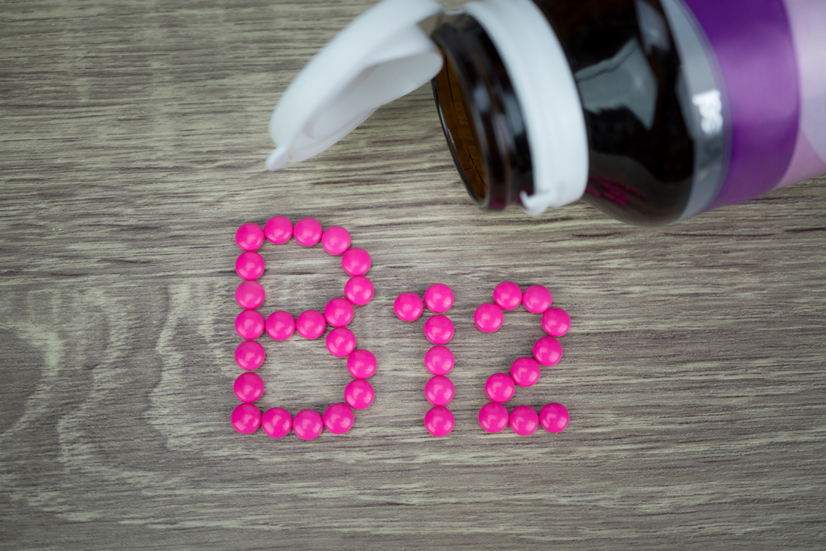 ما العلاقة بين انخفاض مستويات فيتامين B12 واضطراب نفسي خطير؟