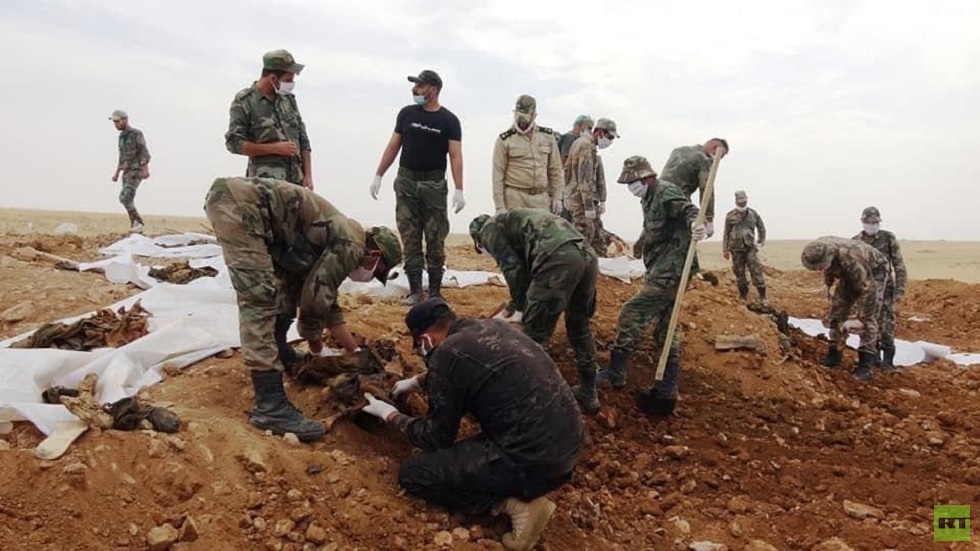العثور على 57 جثة لجنود سوريين في مقبرة جماعية بريف الرقة