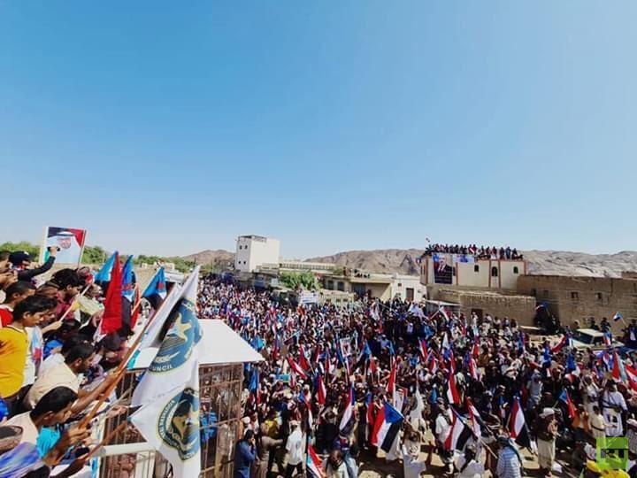 آلاف اليمنيين يخرجون بمسيرات في شبوة تأييدا للمجلس الانتقالي الجنوبي (صور)