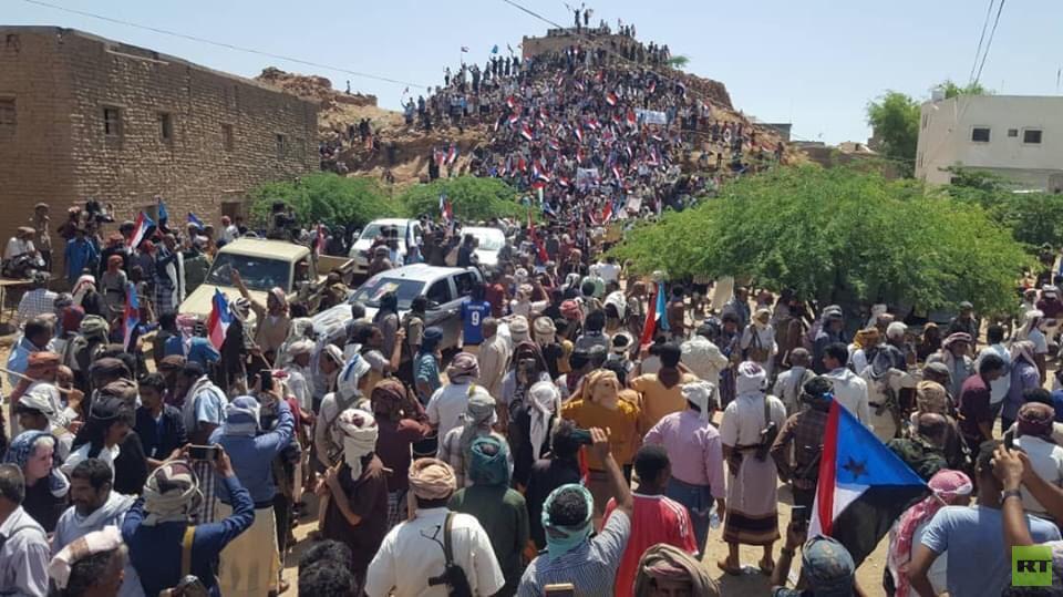 آلاف اليمنيين يخرجون بمسيرات في شبوة تأييدا للمجلس الانتقالي الجنوبي (صور)