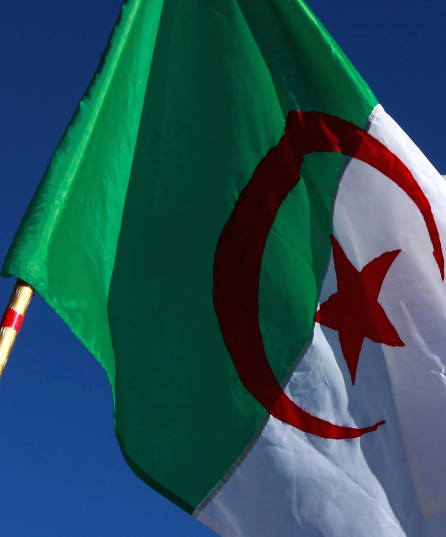 الجزائر تعين سفيرا جديدا في باريس قبل أسابيع من زيارة تبون إلى فرنسا