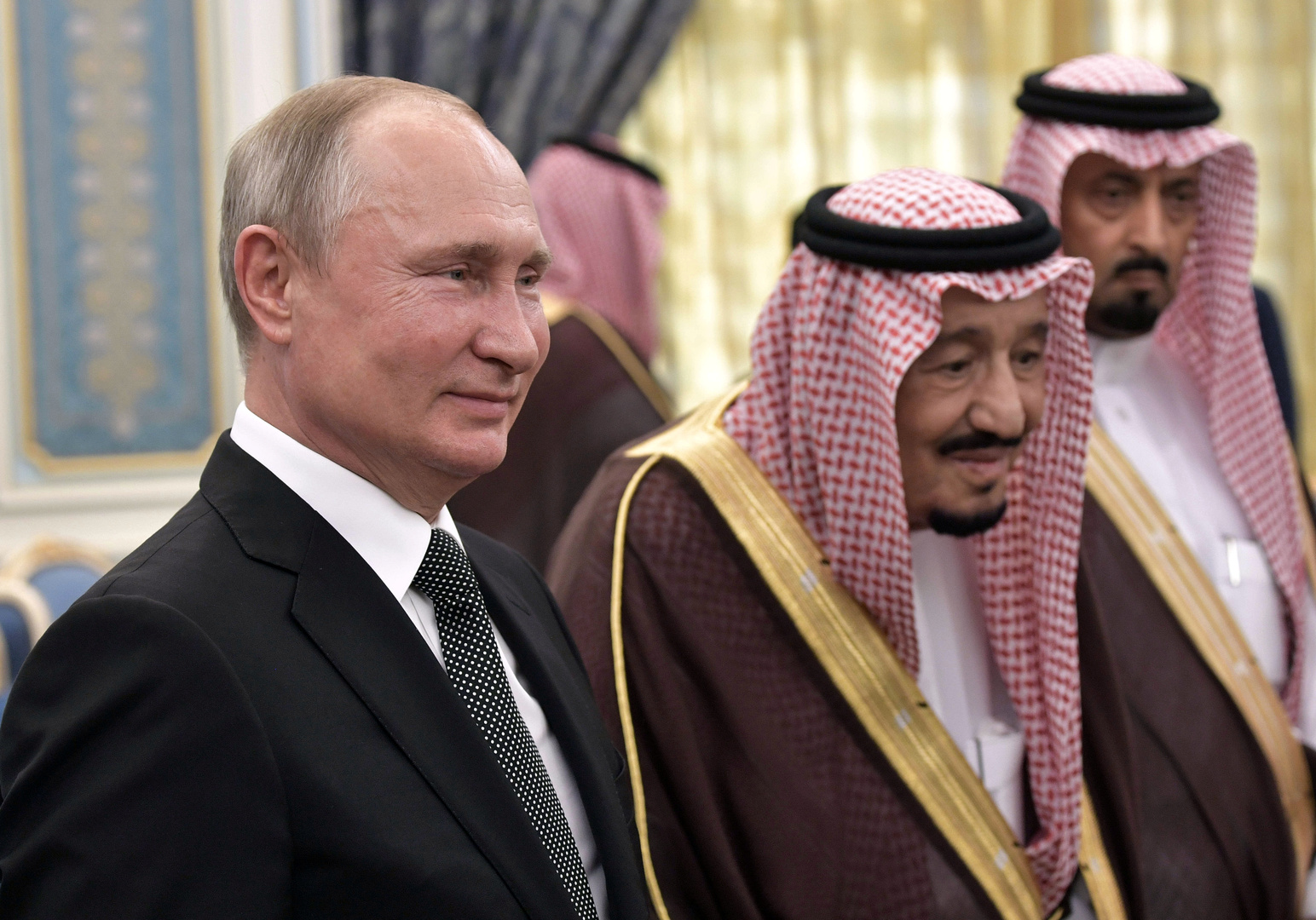 بوتين والملك سلمان يرحبان في اتصال هاتفي بكيفية تنفيذ اتفاق 