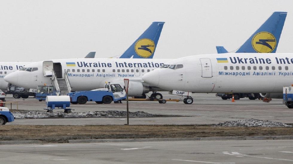 شاهد.. مسافرة تخرج من الطائرة وتسير على جناحها بسبب الحر والخطوط الأوكرانية تمنعها من السفر