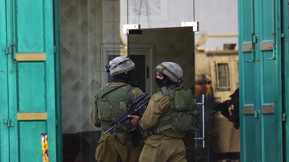 حملة اعتقالات واسعة في الضفة الغربية تطال أكثر من 50 شخصا أغلبهم أسرى سابقون