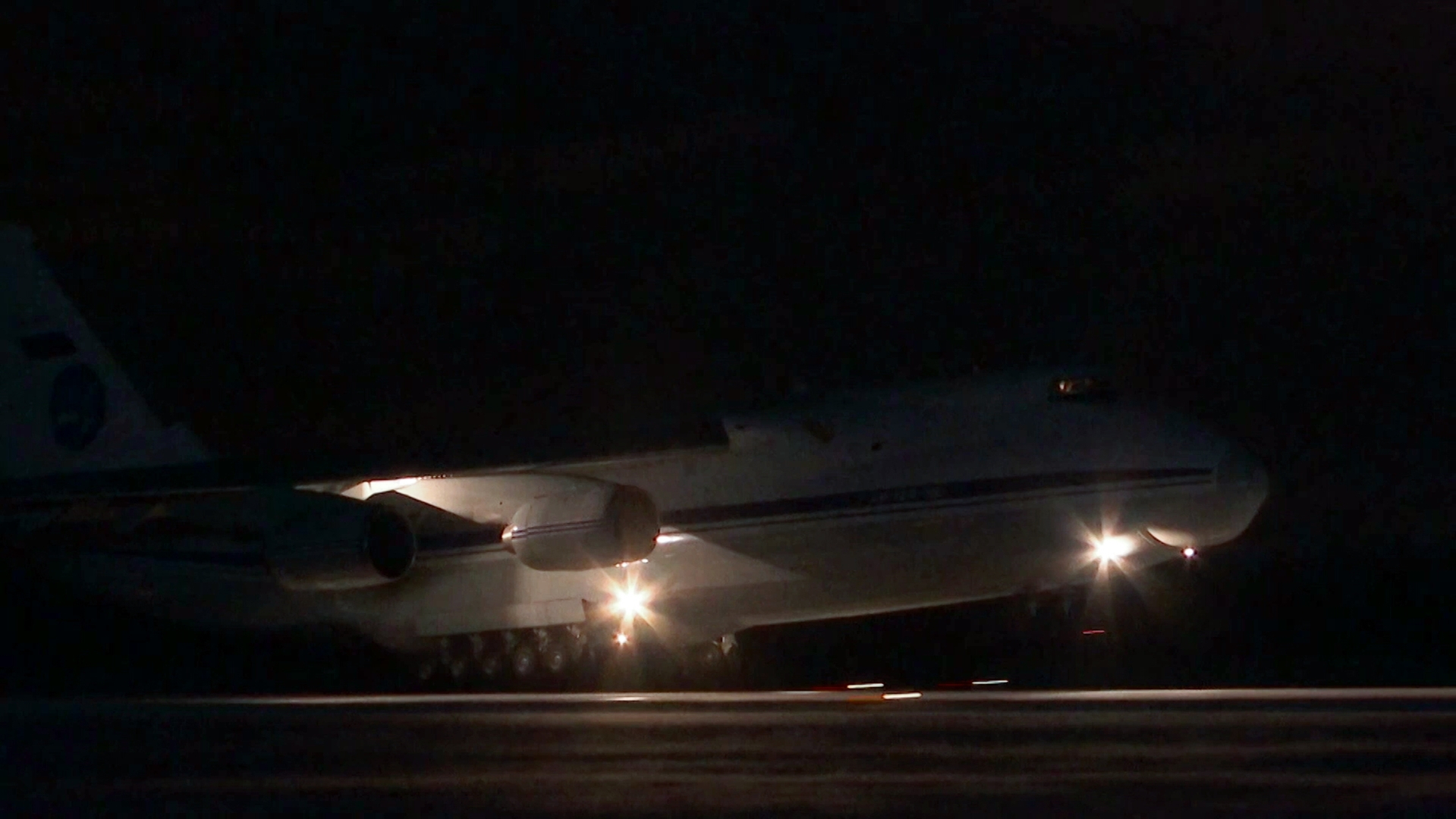 طائرة تقل 15 طفلا روسيا تعود إلى الوطن من سوريا