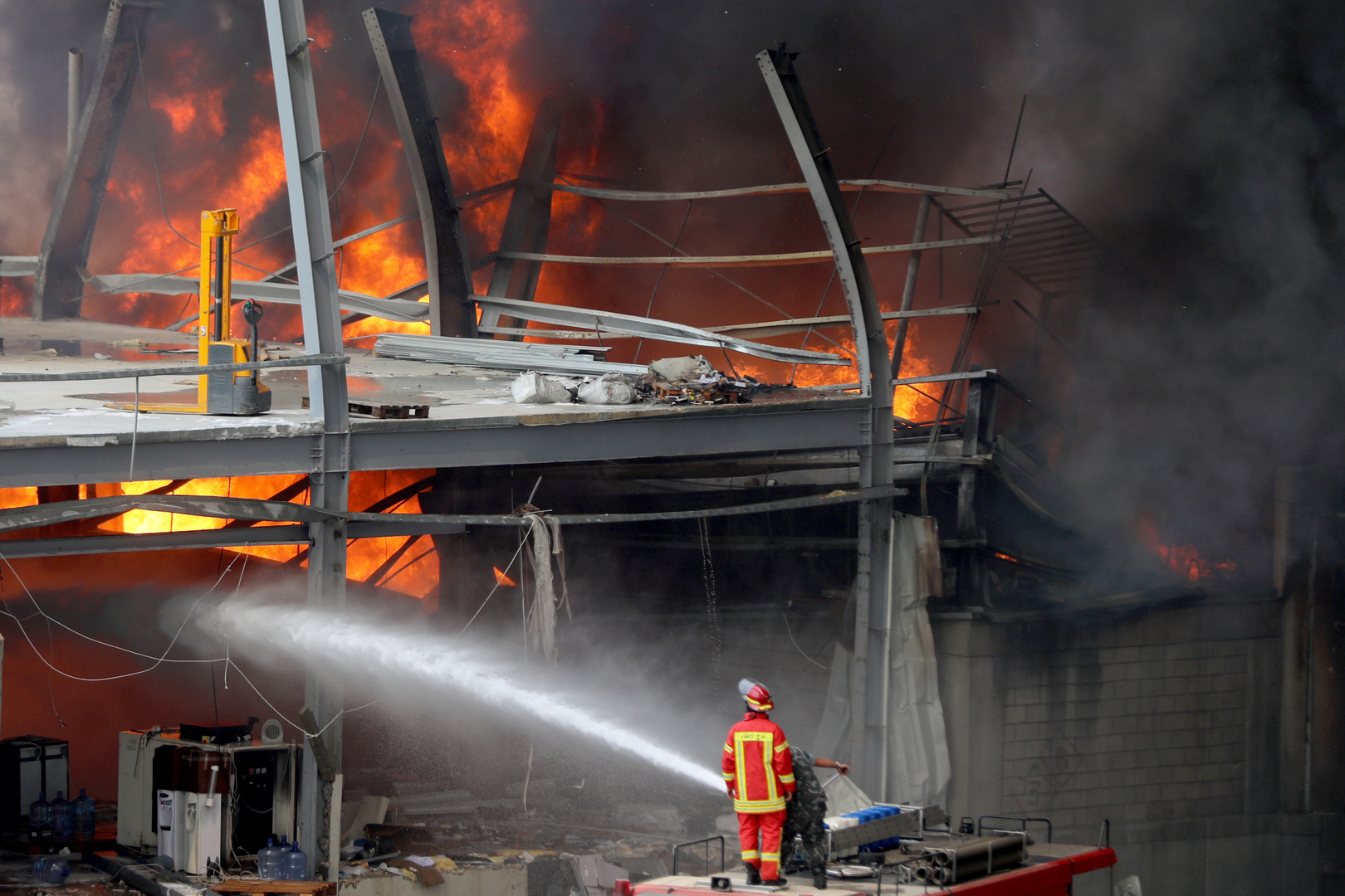 مسؤول لبناني يكشف سبب حريق مرفأ بيروت