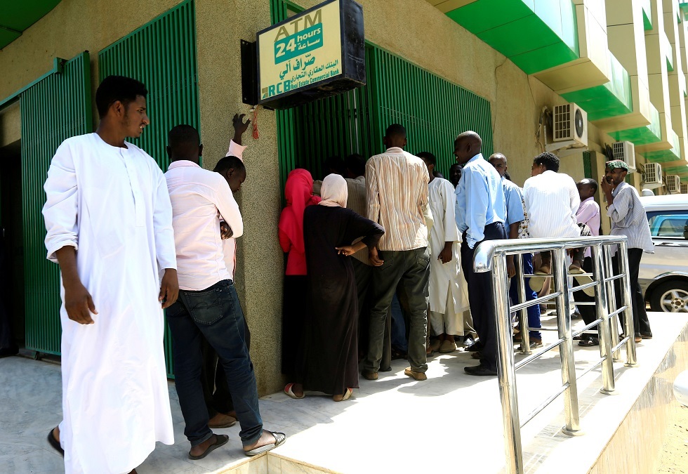 السودان يعلن حالة طوارئ اقتصادية لوقف تدهور الجنيه