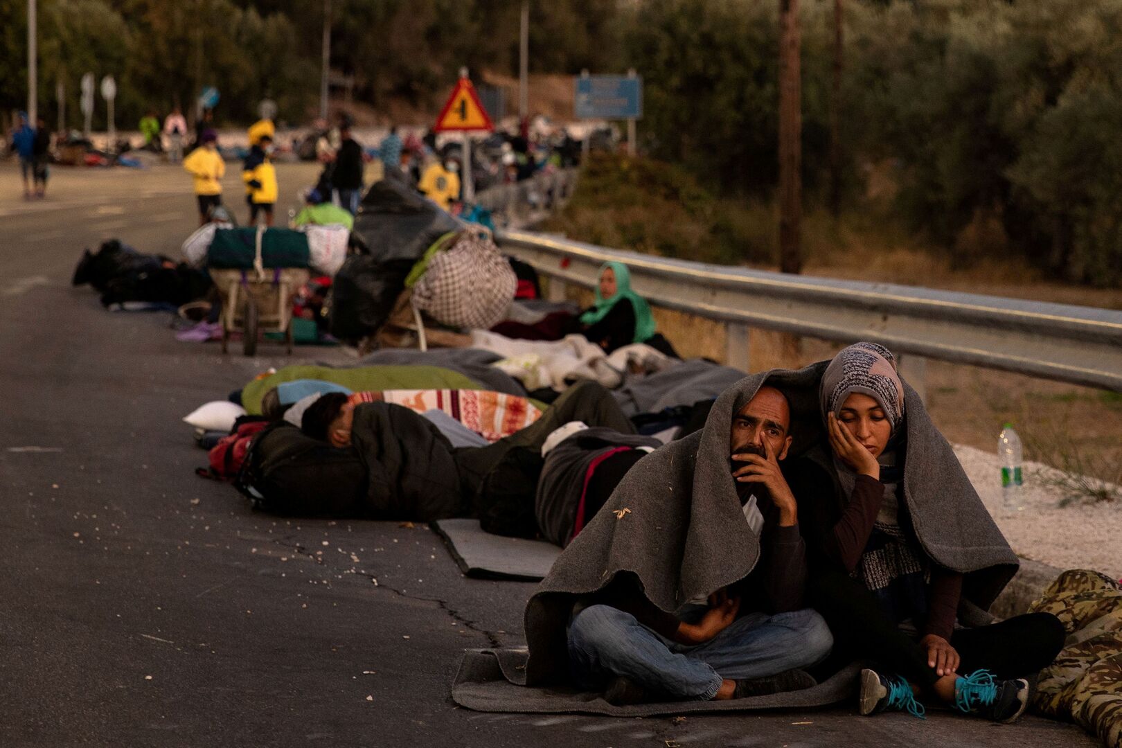 اليونان.. آلاف المهاجرين ينامون في العراء بعد احتراق مخيم 