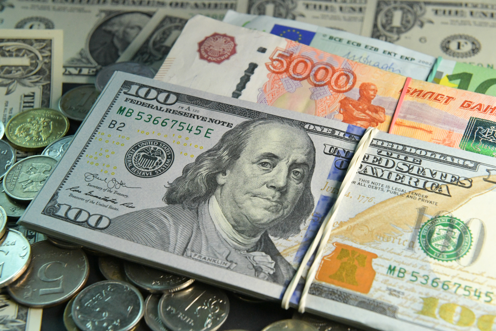 المستثمرون يواصلون استثمار أموالهم في السندات الروسية رغم التهديد بفرض عقوبات