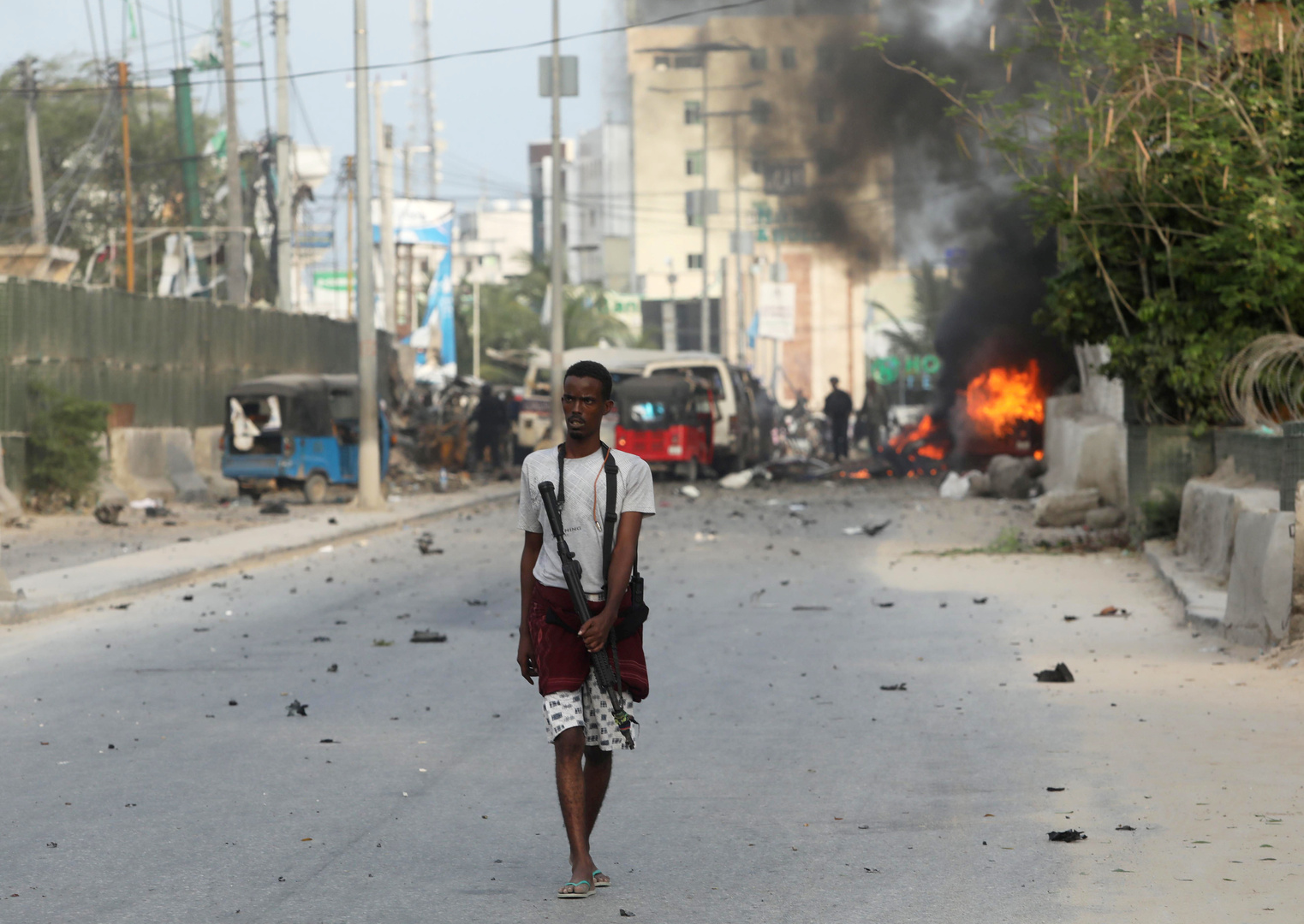 بينهم مسؤول رفيع.. قتلى وجرحى جراء تفجير انتحاري أمام مسجد جنوب الصومال