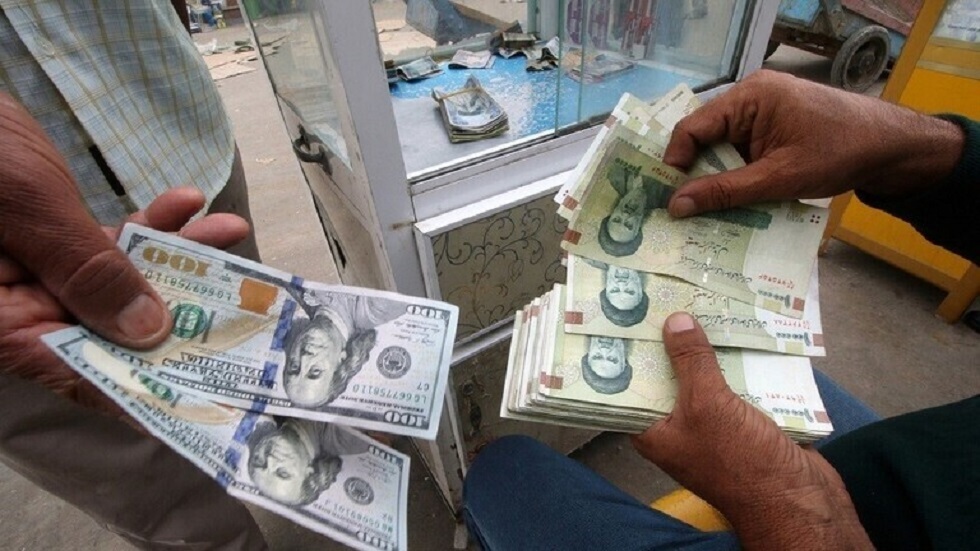 الريال الإيراني يسجل انخفاضا جديدا أمام الدولار في ظل معاناة الاقتصاد