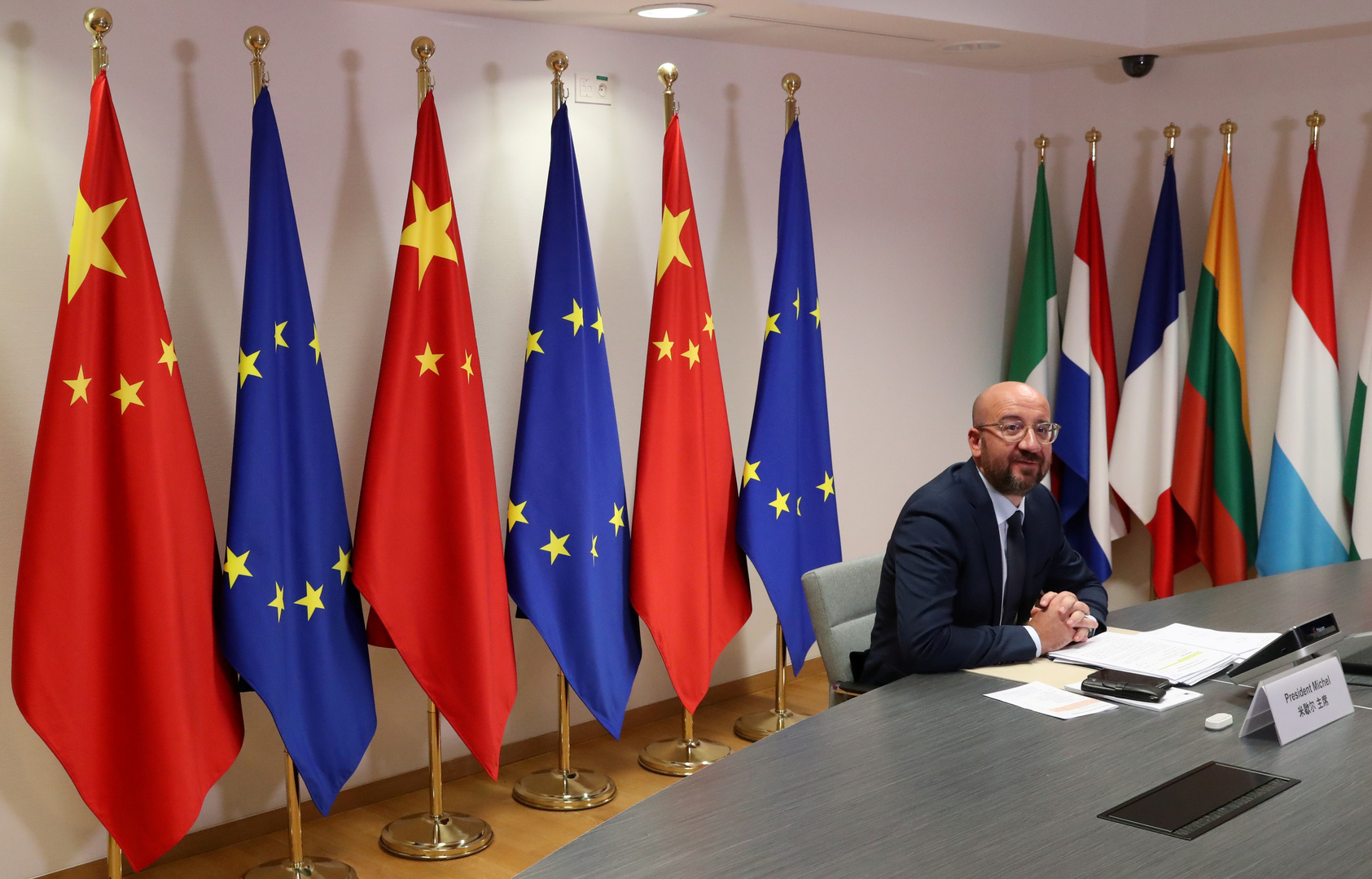 أعلام للاتحاد الأوروبي والصين