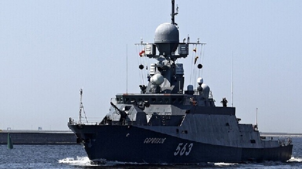 الأسطول الروسي يراقب المدمرة الأمريكية 