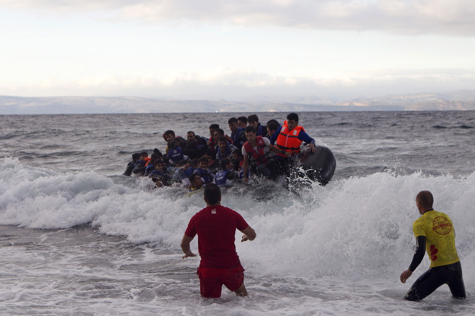 إنقاذ 30 مهاجرا غرق قاربهم قبالة كريت والبحث جار عن آخرين