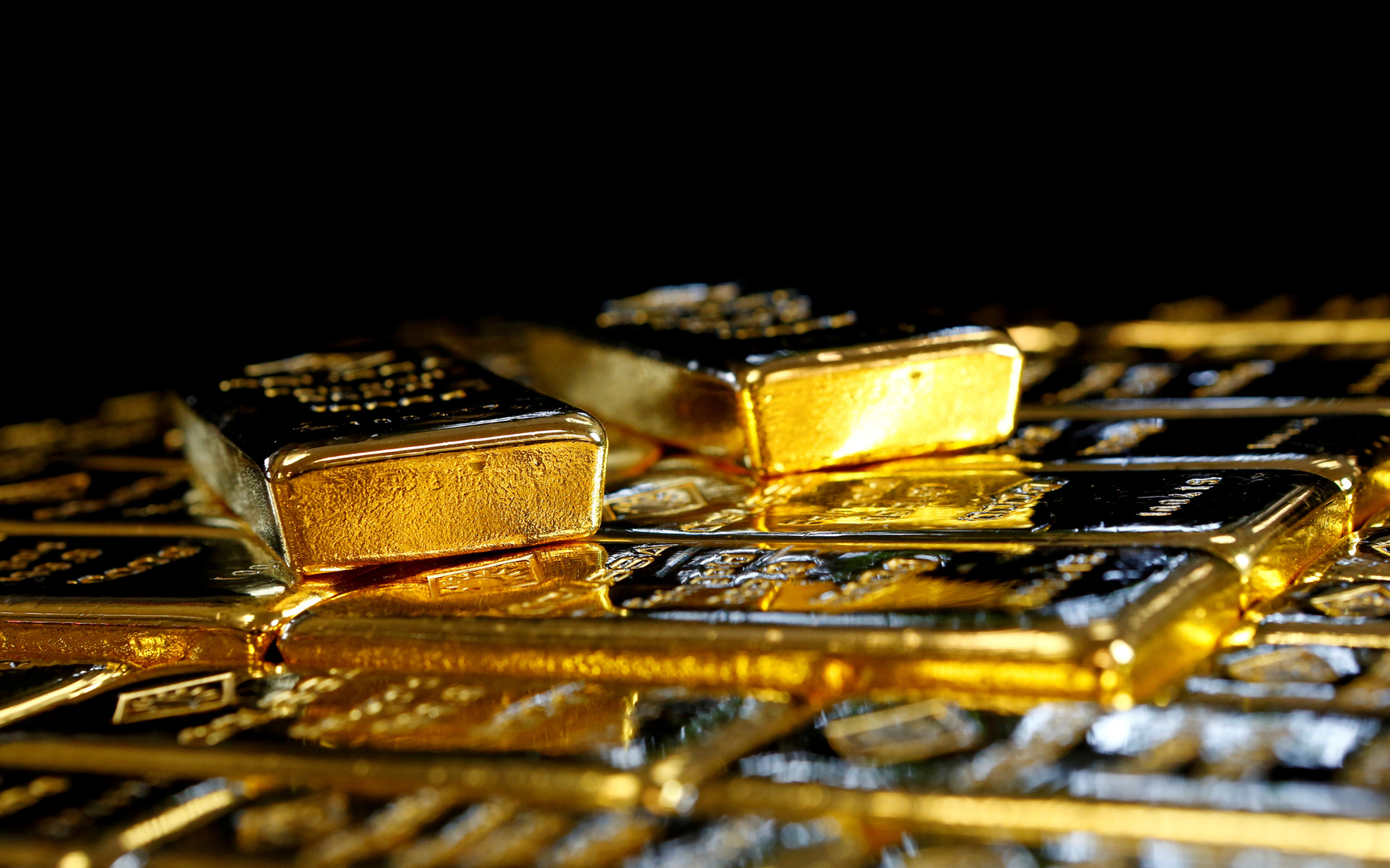 سعر أونصة الفضة يهوي بأكثر من 8% والذهب ينخفض بنحو 3%