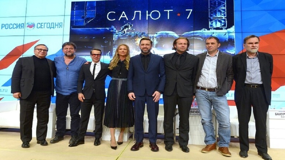 عودة الفريق السينمائي الروسي إلى الأرض بسلام بعد تصوير فيلم 