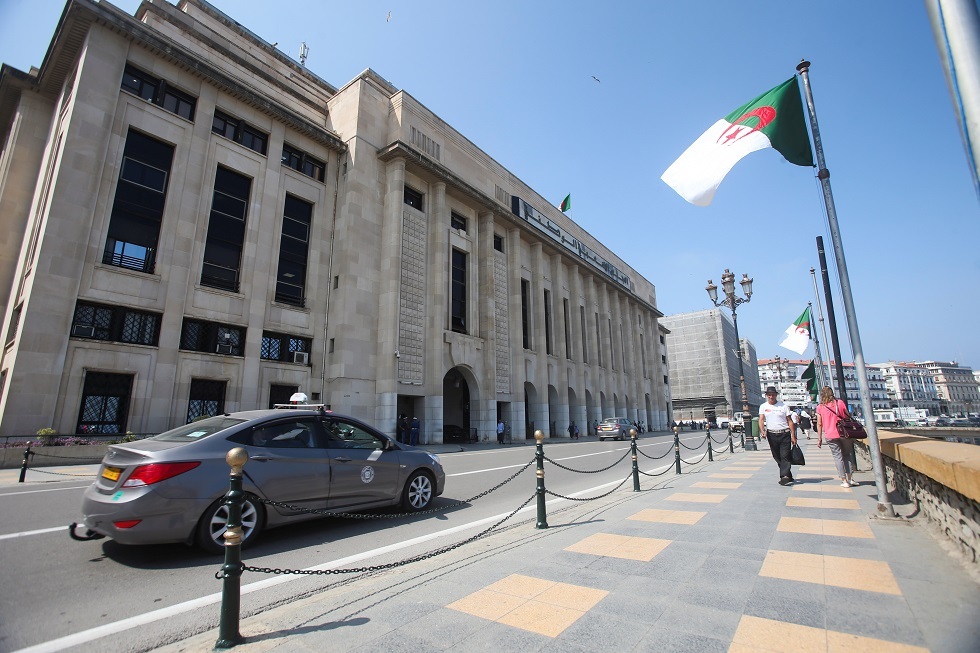 البرلمان الجزائري يرفع الحصانة عن نائبين
