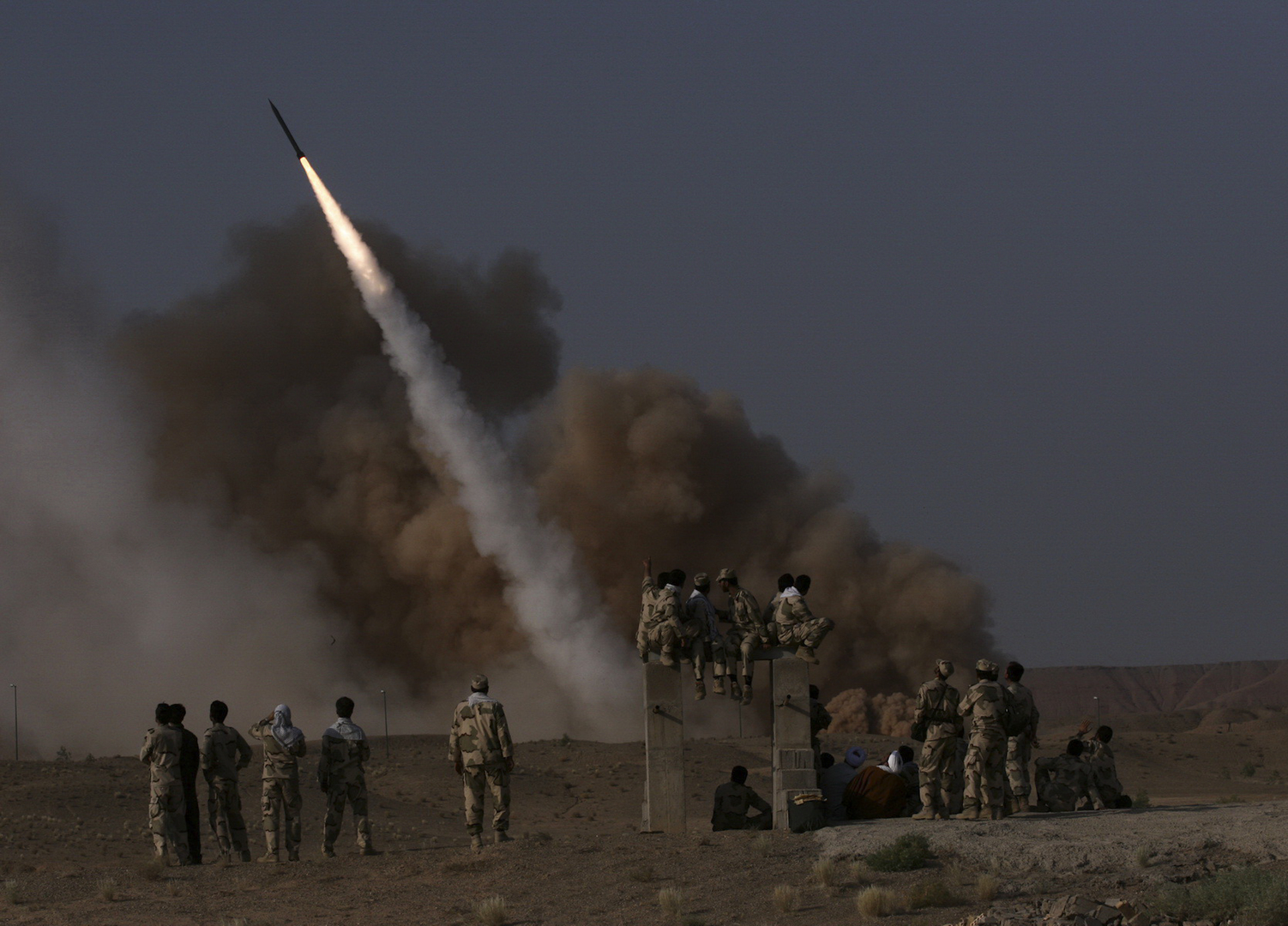 الحرس الثوري الإيراني يكشف عن صاروخ جديد يفوق مداه 700 كيلومتر