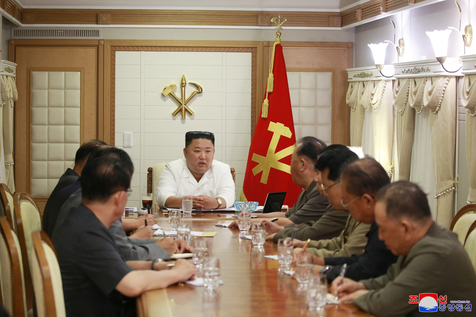 كيم جونغ أون يحضر اجتماعا لمناقشة جهود مكافحة كورونا