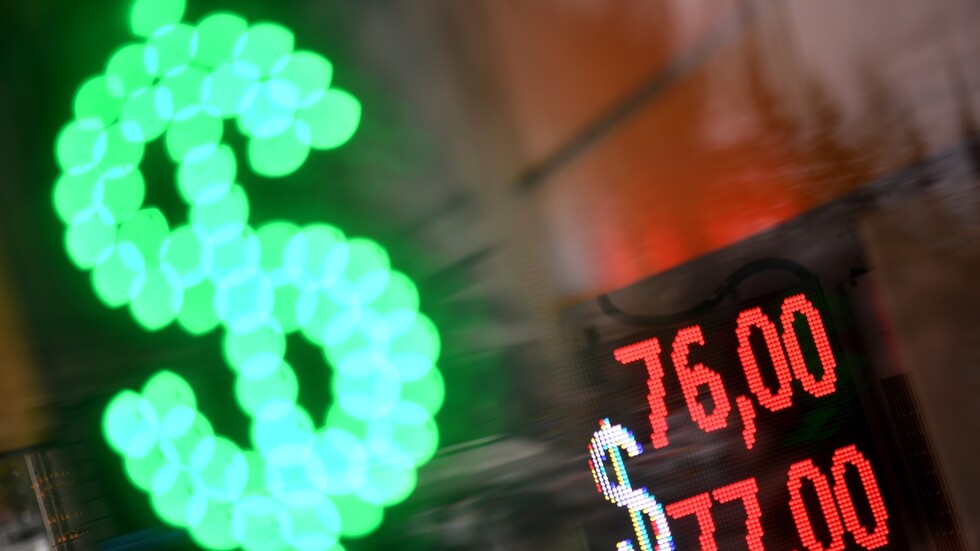 الروبل الروسي يعوض بعض خسائره أمام الدولار واليورو