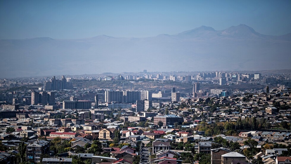 مراسل RT: الدفاع الأرمنية تعلن إسقاط طائرة مسيرة قرب العاصمة يريفان