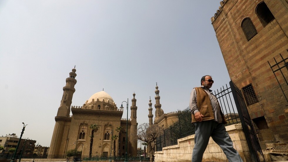 مصر.. الأوقاف تنهي خدمة 3 أئمة وعامل لانتمائهم لجماعة محظورة