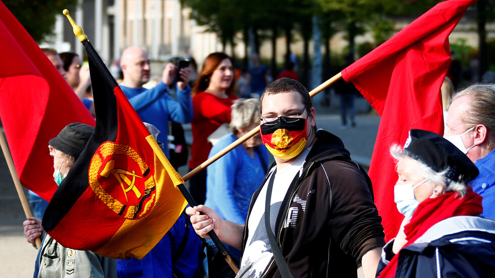 الآلاف يحتجون على قيود كورونا في ألمانيا