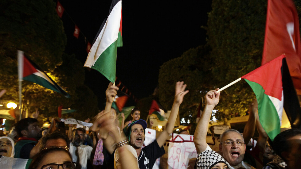 خارطة فلسطين التاريخية تتوسط مدينة تونسية: "تحية لشعب الجبارين" (صور)