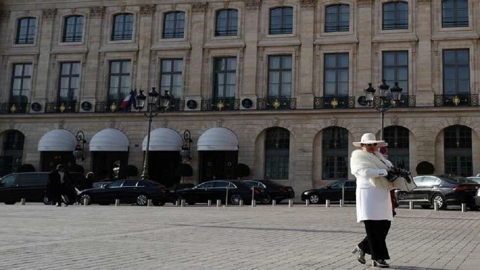 باريس تغلق الحانات للحد من تفشي  "كوفيد-19"