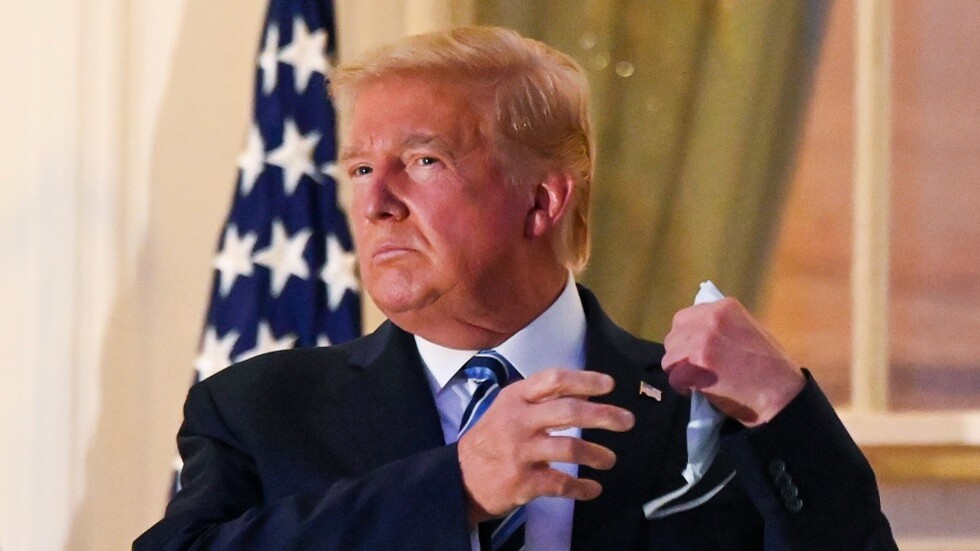 ترامب ينزع كمامته بمجرد وصوله للبيت الأبيض (فيديو)