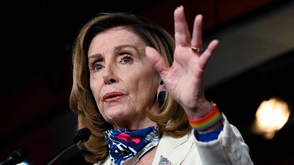 بيلوسي تحذر ترامب من "تسييس" جائحة كورونا