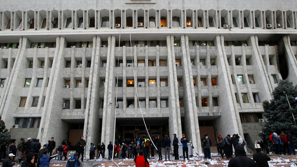 قرغيزيا.. محتجون يقتحمون مقرات حكومية والرئيس يتهم أحزابا بمحاولة الاستيلاء على السلطة