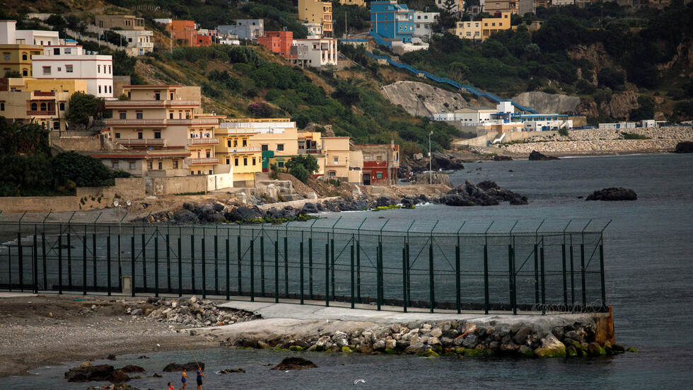 مغربيان يعبران عوما إلى جيب سبتة الخاضع لإسبانيا