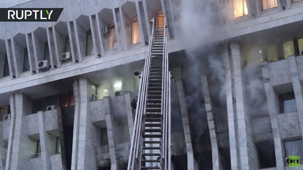قرغيزيا .. إحراق مبنى البيت الأبيض أثناء الاحتجاجات وقتيل واحد على الأقل