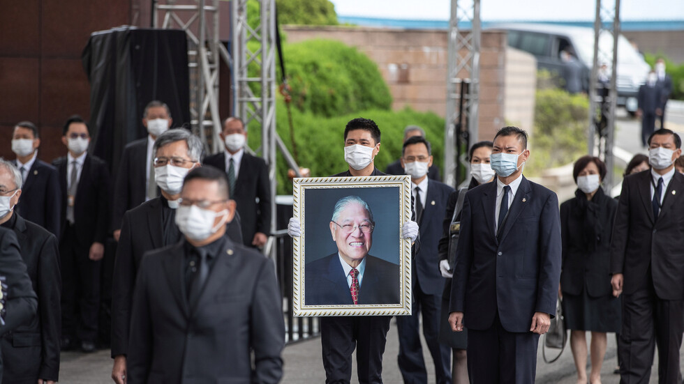 تايوان تشيع رئيسها السابق (صور)