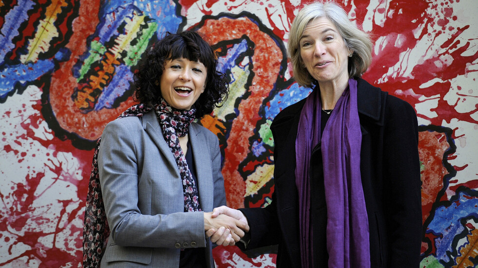 لأول مرة .. عالمتان تتقاسمان جائزة نوبل للكيمياء من دون أي مشاركة ذكورية