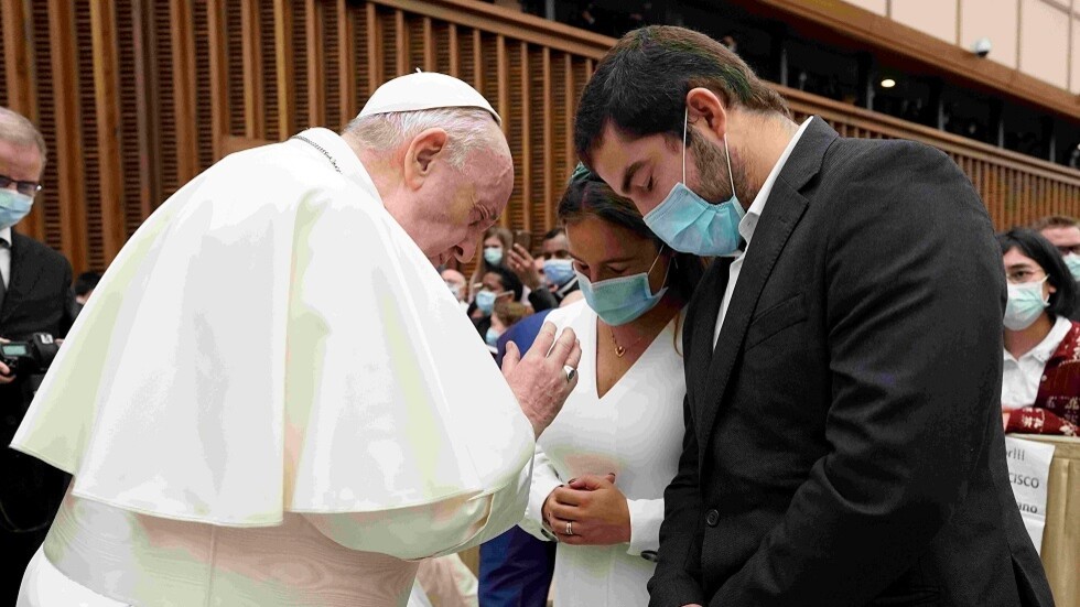 تقبيل ومخالطة.. البابا يفاجئ أتباعه في زمن الجائحة