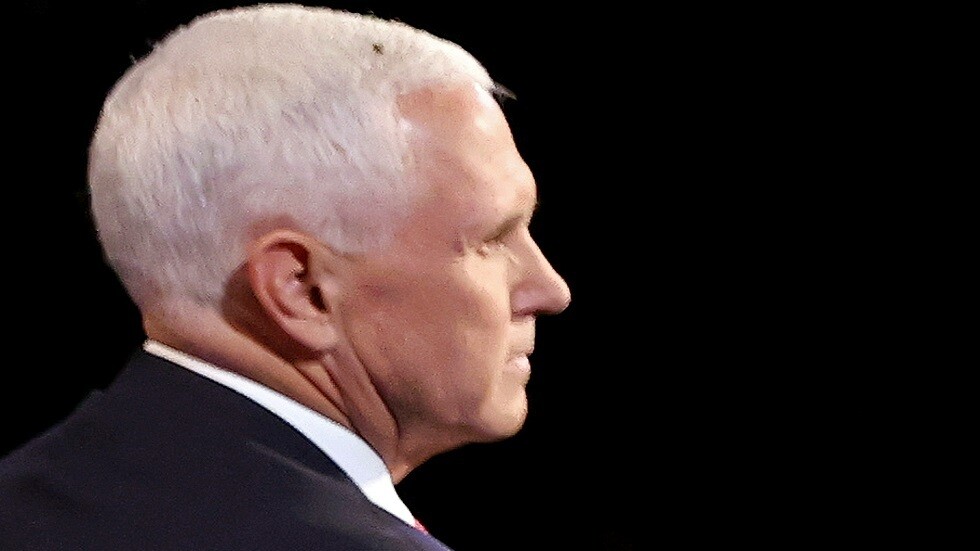 "ذبابة بينس" تنتقم من "ذبابة كلينتون"