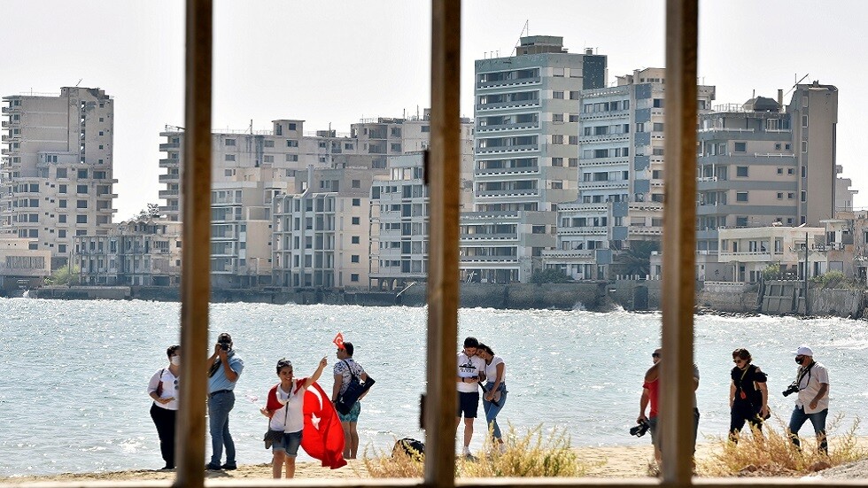 اليونان تحث تركيا على التراجع عن إعادة فتح شاطئ في شمال قبرص