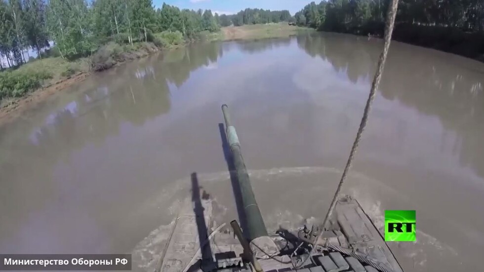 بالفيديو.. تدريبات على قيادة الدبابات والمدرعات تحت الماء