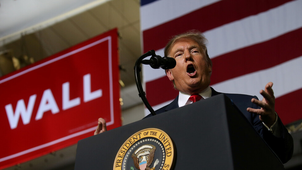 متحدثا عن إيران و"إرهابيين مثل حماس".. ترامب يستخدم عبارة غير لائقة على الهواء