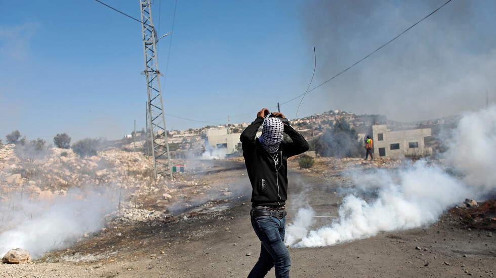 مستوطنون يعتدون على مساكن فلسطينية قرب نابلس.. الجنود الإسرائيليون يتفرجون