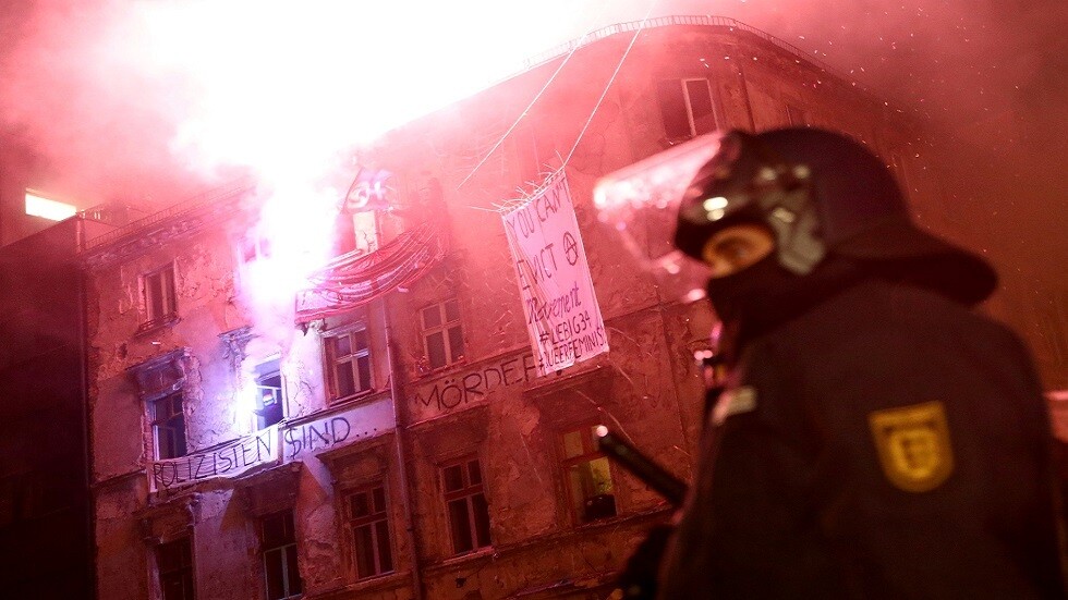 تظاهرات عنيفة في برلين إثر إخلاء مبنى يشغله ناشطون يساريون (فيديو)