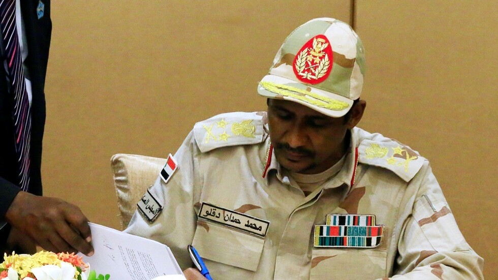 السودان.. حميدتي يحرج وزير التجارة في مؤتمر صحفي (فيديو)