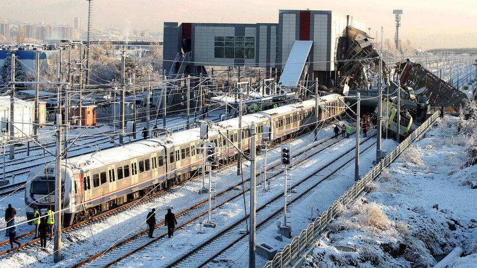 مصرع شخصين وجرح اثنين بحادث اصطدام قطارين في تركيا