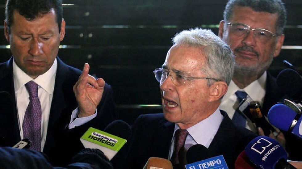 كولومبيا.. رفع الإقامة الجبرية عن الرئيس السابق