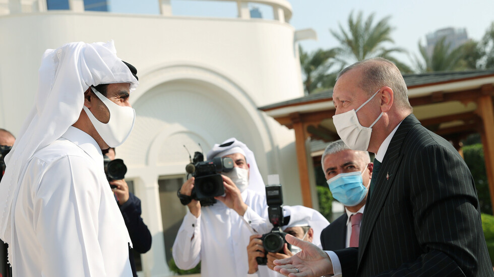 "حزب العدالة" يوضح مسألة "انحناء" أردوغان أمام أمير قطر