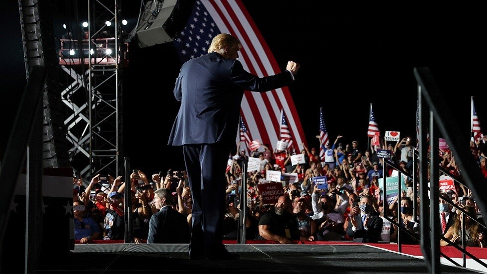 "رقصة النصر على كورونا".. ترامب يرقص أمام ناخبيه (فيديو)